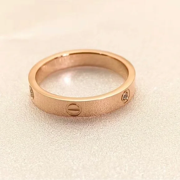 Stylish Rings With Screw Pattern - Picture 4 of 4